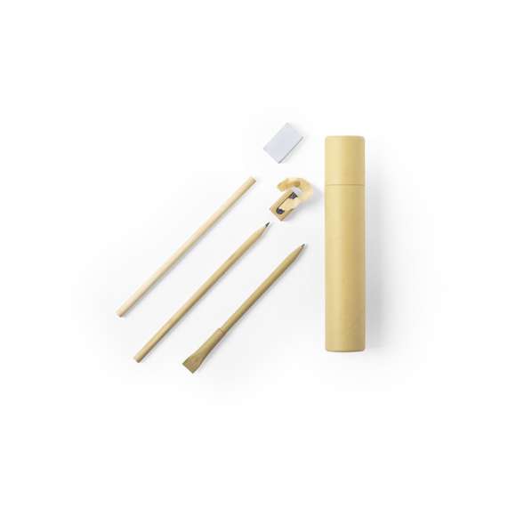 Set de 5 piezas en estuche cartón reciclado. Incluye 2 lápices de madera (sin afilar) con cuerpo cilíndrico de acabado natural, bolígrafo en cartón, sacapuntas de madera y goma de borrar. Tapa en cartón.