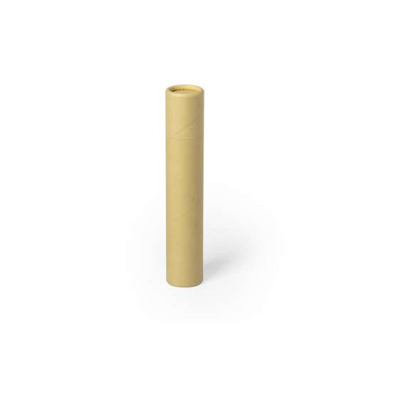 Set de 5 piezas en estuche cartón reciclado. Incluye 2 lápices de madera (sin afilar) con cuerpo cilíndrico de acabado natural, bolígrafo en cartón, sacapuntas de madera y goma de borrar. Tapa en cartón.