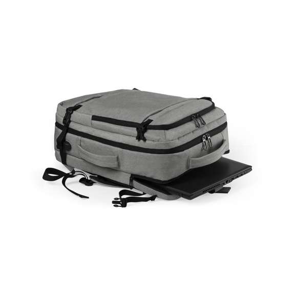 Mochila portadocumentos en resistente poliéster 600D de acabado denim. En diseño urbano, con bolsillo antirrobo, incluye conexión USB para carga de dispositivos móviles (cable incluido, batería auxiliar no incluida) y bolsillo acolchado para portátil de hasta 17 pulgadas. Refuerzos en fuelles con cierre de hebilla de seguridad y compartimentos con cierre de cremallera de doble tirador, con cintas de hombros y espalda acolchadas, de ajuste regulable. Accesorio para ajuste en trolley y bolsillo para ocultar las cintas de la espalda cuando se usa como portadocumentos.