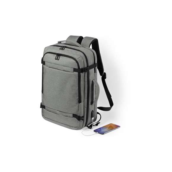 Mochila portadocumentos en resistente poliéster 600D de acabado denim. En diseño urbano, con bolsillo antirrobo, incluye conexión USB para carga de dispositivos móviles (cable incluido, batería auxiliar no incluida) y bolsillo acolchado para portátil de hasta 17 pulgadas. Refuerzos en fuelles con cierre de hebilla de seguridad y compartimentos con cierre de cremallera de doble tirador, con cintas de hombros y espalda acolchadas, de ajuste regulable. Accesorio para ajuste en trolley y bolsillo para ocultar las cintas de la espalda cuando se usa como portadocumentos.