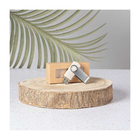 Memoria USB de 16GB de capacidad en línea nature. Cuerpo en caña de trigo, para así fomentar la utilización de materias primas naturales y reducir las emisiones contaminantes y clip metálico de mecanismo giratorio. Presentada en estuche individual de diseño eco.