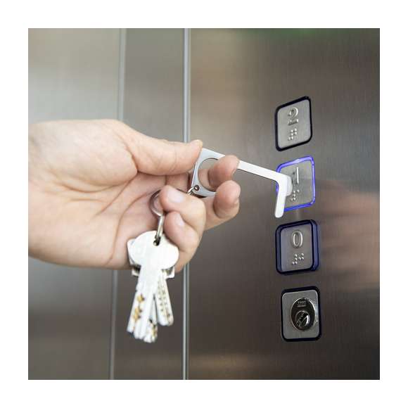 Llavero higiénico anti-contacto, fabricado en resistente acero inox. Especialmente diseñado para evitar tocar con las manos superficies de uso común (picaportes de puertas, interruptores, grifos de uso público, cajeros automáticos...). Con cómodo troquel para el dedo y presentado en bolsita individual. Recomendado para marcaje en láser.