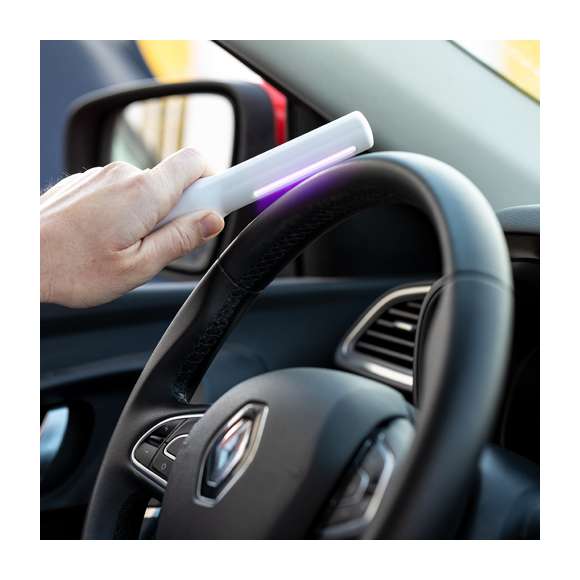 Lámpara esterilizadora de luz ultravioleta tipo C. Especialmente diseñada para la eliminación de microorganismos y bacterias en objetos de uso cotidiano como el smartphone, el carrito de la compra, el volante del coche o la ropa. Fácil de usar, basta con acercar la lámpara esterilizadora al objeto durante unos segundos, a una distancia de entre 1 y 2 cm. Potencia de bombilla 1W, longitud de onda de 254 nm y voltaje 3V, con alimentación a pilas (2xAAA no incluidas). Fabricada en resistente material ABS de acabado mate y presentada en atractiva caja individual de diseño. Disponible manual de usuario en español e inglés. Disponible certificación CE, RoHS y de efectividad germicida. Para un uso adecuado del producto, evitar el contacto con la piel y los ojos.