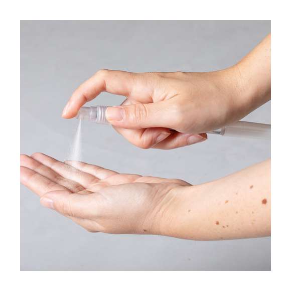 Bolígrafo higienizante con pulverizador recargable integrado y capucha protectora. Acabado en resistente ABS brillante y escritura en tinta azul. Capacidad del pulverizador 10ml. Líquido no incluido. Disponible en color blanco.