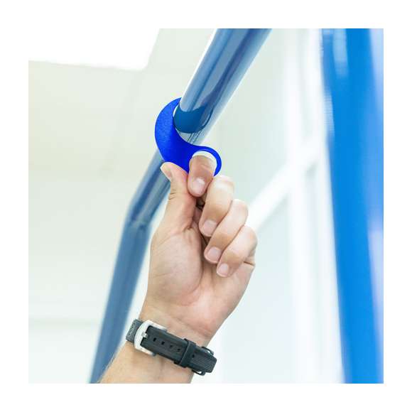 Llavero higiénico anti-contacto, fabricado en resistente Aluminio. El único llavero diseñado especialmente para uso en transporte público y evitar tocar con las manos superficies de uso común (picaportes de puertas, interruptores, grifos de uso público, cajeros automáticos...). Dispone de amplia zona de marcaje y cómodo troquel para el dedo. Acabado en aluminio en vivos y variados colores. Presentado en bolsita de diseño individual.