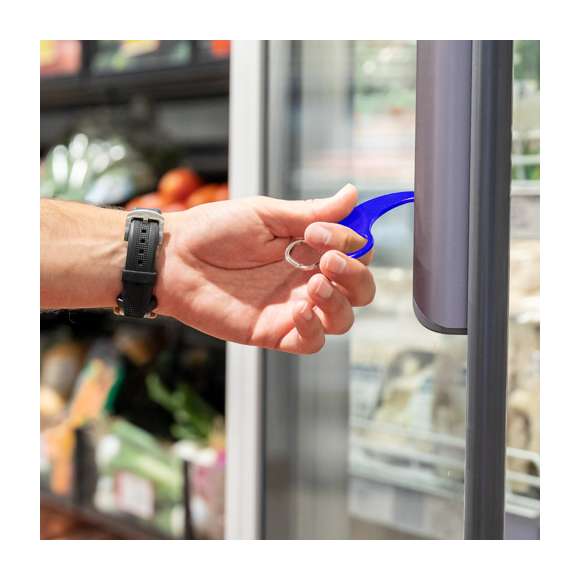 Llavero higiénico anti-contacto, fabricado en resistente Aluminio. El único llavero diseñado especialmente para uso en transporte público y evitar tocar con las manos superficies de uso común (picaportes de puertas, interruptores, grifos de uso público, cajeros automáticos...). Dispone de amplia zona de marcaje y cómodo troquel para el dedo. Acabado en aluminio en vivos y variados colores. Presentado en bolsita de diseño individual.