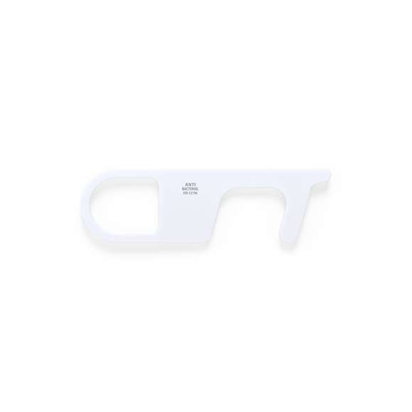 Llavero higiénico antibacteriano y anti-contacto, fabricado en resistente ABS de acabado sólido. Especialmente diseñado para evitar tocar con las manos superficies de uso común (picaportes de puertas, interruptores, grifos de uso público, cajeros automáticos...). Con cómodo troquel para el dedo y presentado en bolsita individual. Recomendado para marcaje en tampografía.Los productos con tratamientos antibacterianos son capaces de reducir drásticamente las cargas bacterianas presentes en las superficies de los materiales, gracias a la incorporación de agentes microbianos permanentes estáticos, con alta efectividad para inhibir y prevenir la contaminación bacteriana.Artículo de acuerdo al estándar ISO 22196, que determina la actividad antibacteriana en materiales plásticos y superficies no porosas, lo que permite conocer la efectividad de inhibición microbiana que tienen los aditivos sobre los objetos tratados mediante una evaluación cuantitativa.
