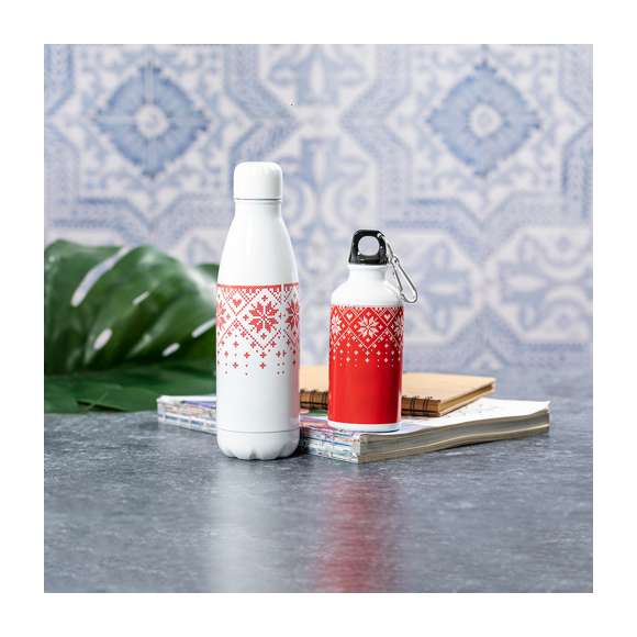 Bidón de 790ml de capacidad con cuerpo de acero inox brillo y diseño bicolor de navidad. Con tapón de seguridad y presentado en atractiva caja de diseño.