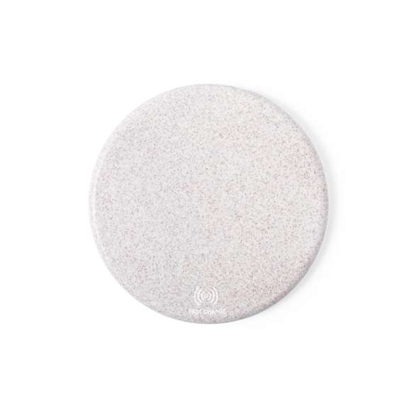 Cargador inalámbrico de diseño circular fabricado en caña de trigo, para así fomentar la utilización de materias primas naturales y reducir las emisiones contaminantes.  Con función carga rápida de 10W e indicador led. Cable de carga micro USB incluido y compatible con dispositivos equipados con tecnología de carga inalámbrica. Protección de seguridad para evitar sobrecalentamiento, sobrecarga y cortocircuito. Presentado en atractiva caja de diseño nature.