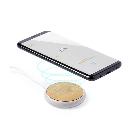 Cargador inalámbrico de diseño circular con superficie de carga en bambú y carcasa en caña de trigo, para así fomentar la utilización de materias primas naturales y reducir las emisiones contaminantes.  Indicador led, con cable de carga micro USB incluido y compatible con dispositivos equipados con tecnología de carga inalámbrica. Protección de seguridad para evitar sobrecalentamiento, sobrecarga y cortocircuito. Presentado en atractiva caja de diseño nature.