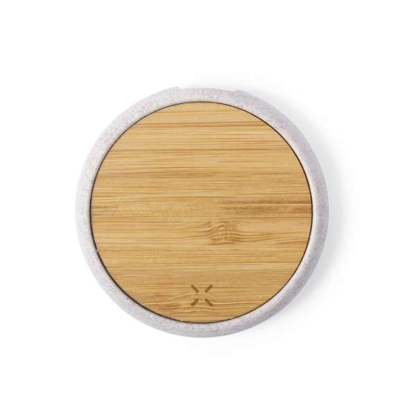 Cargador inalámbrico de diseño circular con superficie de carga en bambú y carcasa en caña de trigo, para así fomentar la utilización de materias primas naturales y reducir las emisiones contaminantes.  Indicador led, con cable de carga micro USB incluido y compatible con dispositivos equipados con tecnología de carga inalámbrica. Protección de seguridad para evitar sobrecalentamiento, sobrecarga y cortocircuito. Presentado en atractiva caja de diseño nature.