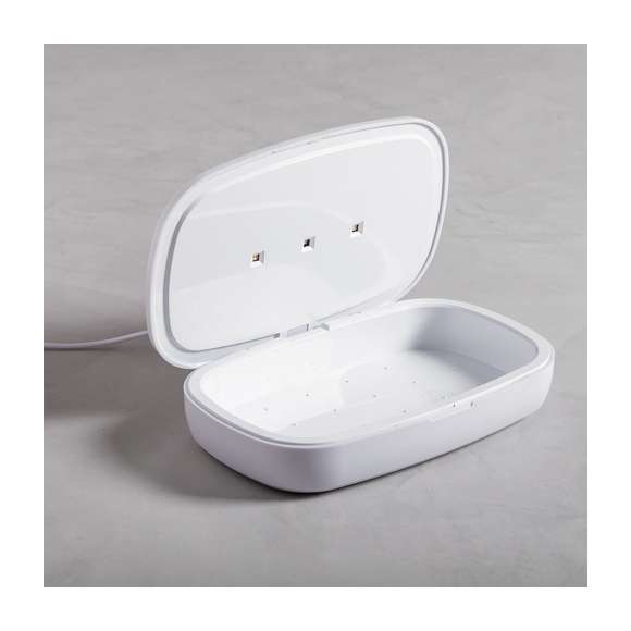 Caja esterilizadora de luz ultravioleta tipo C, con cargador inalámbrico para smartphone integrado en tapa. Especialmente diseñada para la eliminación de microorganismos y bacterias en objetos de uso cotidiano como el smartphone, llaves, gafas, mascarilla, auriculares, smartwatch... Fabricada en resistente material ABS de acabado mate y presentada en atractiva caja individual de diseño.  Fácil de usar, basta con introducir el objeto dentro de la caja. Potencia de bombilla 1W longitud de onda de 270-280 nm, con alimentación mediante cable USB Tipo C de 1m de largo con color a juego. Tiempo de esterilización de 5 y 10 minutos con función auto-apagado.  Disponible manual de usuario en español e inglés. Disponible certificación CE, RoHS y de efectividad germicida. Para un uso adecuado del producto, evitar el contacto con la piel y los ojos.