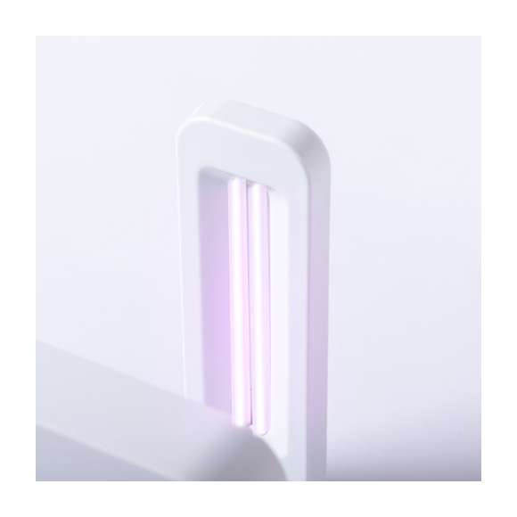 Lámpara esterilizadora de luz ultravioleta tipo C con cargador inalámbrico integrado para smartphone. Especialmente diseñada para la eliminación de microorganismos y bacterias en objetos de uso cotidiano como el smartphone, llaves, gafas, mascarilla, auriculares, smartwatch… Fabricada en resistente material ABS de acabado brillante y presentada en atractiva caja individual de diseño.  Fácil de usar, basta con situar el objeto a esterilizar en la base de la lámpara. Potencia de salida 2,5W y longitud de onda de 254 nm. Salida USB de 1000 mA, con función de carga rápida 10W y cable micro USB incluido a juego de 1 metro de largo. Tiempo de esterilización de 15 y 25 minutos con función autoapagado.  Disponible manual de usuario en español e inglés. Disponible certificación CE, RoHS y de efectividad germicida. Para un uso adecuado del producto, evitar el contacto con la piel y los ojos.