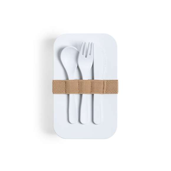  	Fiambrera de línea nature, fabricada en PLA 100% compostable libre de BPA. De 1L de capacidad, incluye cinta de seguridad con tenedor, cuchara y cuchillo. Presentada en bolsa individual. 	 	Producto fabricado con material PLA, procedente de materias primas renovables, con importantes propiedades como la versatilidad y la resistencia, destacando entre todas ellas la de compostabilidad.