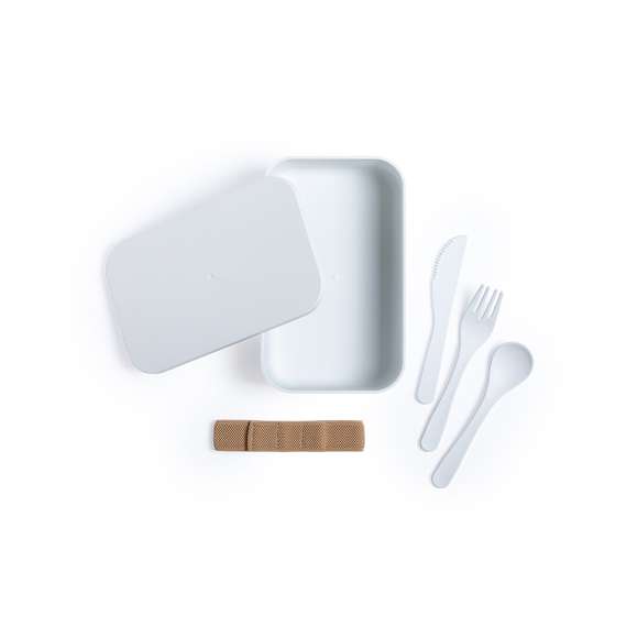  	Fiambrera de línea nature, fabricada en PLA 100% compostable libre de BPA. De 1L de capacidad, incluye cinta de seguridad con tenedor, cuchara y cuchillo. Presentada en bolsa individual. 	 	Producto fabricado con material PLA, procedente de materias primas renovables, con importantes propiedades como la versatilidad y la resistencia, destacando entre todas ellas la de compostabilidad.