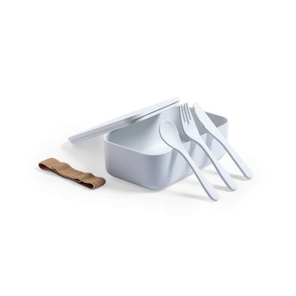 	Fiambrera de línea nature, fabricada en PLA 100% compostable libre de BPA. De 1L de capacidad, incluye cinta de seguridad con tenedor, cuchara y cuchillo. Presentada en bolsa individual. 	 	Producto fabricado con material PLA, procedente de materias primas renovables, con importantes propiedades como la versatilidad y la resistencia, destacando entre todas ellas la de compostabilidad.