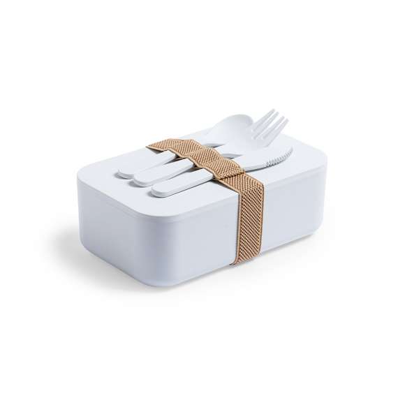  	Fiambrera de línea nature, fabricada en PLA 100% compostable libre de BPA. De 1L de capacidad, incluye cinta de seguridad con tenedor, cuchara y cuchillo. Presentada en bolsa individual. 	 	Producto fabricado con material PLA, procedente de materias primas renovables, con importantes propiedades como la versatilidad y la resistencia, destacando entre todas ellas la de compostabilidad.
