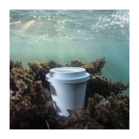 Vaso de linea nature, fabricado en PLA 100% compostable. 450ml de capacidad, de acabado sólido y con tapa dosificador de seguridad en mismo material, libre de BPA.  Producto fabricado con material PLA, procedente de materias primas renovables, con importantes propiedades como la versatilidad y la resistencia, destacando entre todas ellas la de compostabilidad.
