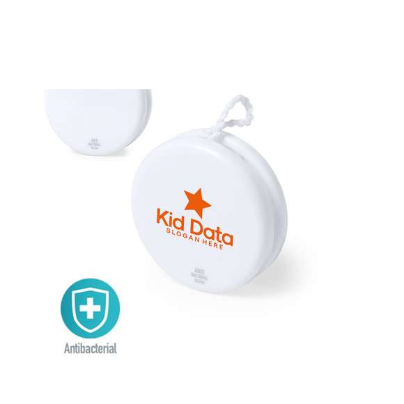 Yoyó antibacteriano en resistente material PS y en color blanco sólido. De rápido y sencillo montaje, para recuperar los juegos clásicos más divertidos. Con hilo rizado de algodón blanco de 100 cm. Presentado en bolsa individual.  Los productos con tratamientos antibacterianos son capaces de reducir drásticamente las cargas bacterianas presentes en las superficies de los materiales, gracias a la incorporación de agentes microbianos permanentes estáticos, con alta efectividad para inhibir y prevenir la contaminación bacteriana.  Artículo de acuerdo al estándar ISO 22196, que determina la actividad antibacteriana en materiales plásticos y superficies no porosas, lo que permite conocer la efectividad de inhibición microbiana que tienen los aditivos sobre los objetos tratados mediante una evaluación cuantitativa.