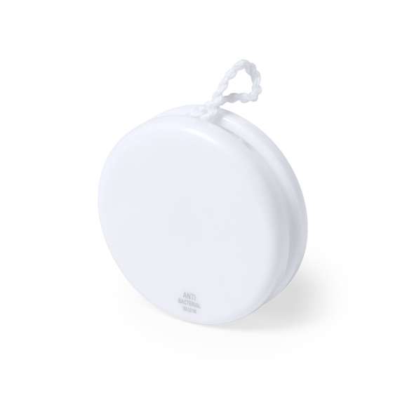 Yoyó antibacteriano en resistente material PS y en color blanco sólido. De rápido y sencillo montaje, para recuperar los juegos clásicos más divertidos. Con hilo rizado de algodón blanco de 100 cm. Presentado en bolsa individual.  Los productos con tratamientos antibacterianos son capaces de reducir drásticamente las cargas bacterianas presentes en las superficies de los materiales, gracias a la incorporación de agentes microbianos permanentes estáticos, con alta efectividad para inhibir y prevenir la contaminación bacteriana.  Artículo de acuerdo al estándar ISO 22196, que determina la actividad antibacteriana en materiales plásticos y superficies no porosas, lo que permite conocer la efectividad de inhibición microbiana que tienen los aditivos sobre los objetos tratados mediante una evaluación cuantitativa.