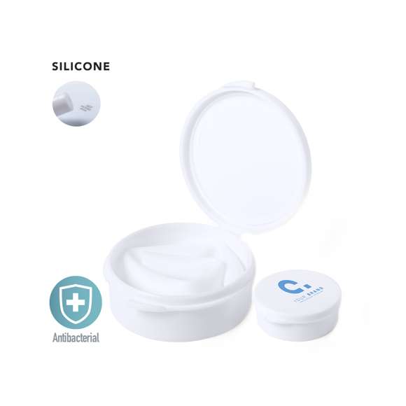  	Pajita de silicona, flexible y reutilizable, de 25,5cm de largo y acabado sólido. Presentada en estuche de antibacteriano PP con acabado sólido y en bolsa individual. 	 	Los productos con tratamientos antibacterianos son capaces de reducir drásticamente las cargas bacterianas presentes en las superficies de los materiales, gracias a la incorporación de agentes microbianos permanentes estáticos, con alta efectividad para inhibir y prevenir la contaminación bacteriana. 	 	Artículo de acuerdo al estándar ISO 22196, que determina la actividad antibacteriana en materiales plásticos y superficies no porosas, lo que permite conocer la efectividad de inhibición microbiana que tienen los aditivos sobre los objetos tratados mediante una evaluación cuantitativa.