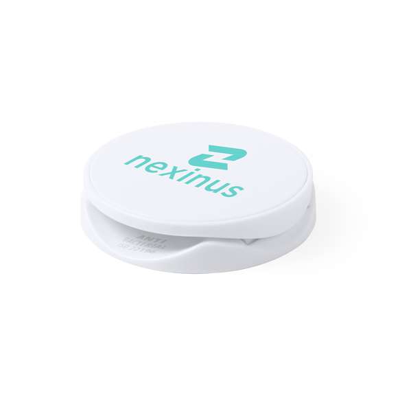 Soporte antibacteriano para smartphone. Diseño plegable en elegante acabado de color blanco, especialmente diseñado para marcaje en tampografía. Con adhesivo 3M, de fijación extra fuerte y libre de residuos al despegarlo del dispositivo.Los productos con tratamientos antibacterianos son capaces de reducir drásticamente las cargas bacterianas presentes en las superficies de los materiales, gracias a la incorporación de agentes microbianos permanentes estáticos, con alta efectividad para inhibir y prevenir la contaminación bacteriana.Artículo de acuerdo al estándar ISO 22196, que determina la actividad antibacteriana en materiales plásticos y superficies no porosas, lo que permite conocer la efectividad de inhibición microbiana que tienen los aditivos sobre los objetos tratados mediante una evaluación cuantitativa.