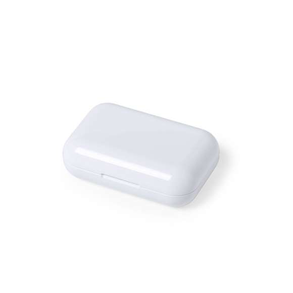 Auriculares antibacterianos intraurales en elegante acabado blanco y conexión Bluetooth® 5.0. Fabricados en resistente material ABS brillo y de diseño ergonómico, incluyen botón de control táctil integrado en el auricular, con base de carga a juego. Función manos libres y recargables, con cable micro USB incluido. Presentados en estuche individual de lujo con tapa de bisagra y en atractiva caja de diseño.  Los productos con tratamientos antibacterianos son capaces de reducir drásticamente las cargas bacterianas presentes en las superficies de los materiales, gracias a la incorporación de agentes microbianos permanentes estáticos, con alta efectividad para inhibir y prevenir la contaminación bacteriana.  Artículo de acuerdo al estándar ISO 22196, que determina la actividad antibacteriana en materiales plásticos y superficies no porosas, lo que permite conocer la efectividad de inhibición microbiana que tienen los aditivos sobre los objetos tratados mediante una evaluación cuantitativa.