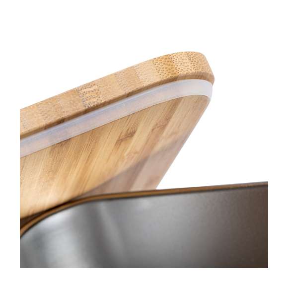  	Fiambrera de línea nature. Tapadera y cubiertos fabricados en bambú, con compartimento principal en acero inox de 600 ml de capacidad. Incluye cinta de seguridad con tenedor + cuchillo y tapa hermética con banda de goma. Presentada en atractiva caja individual de diseño nature.