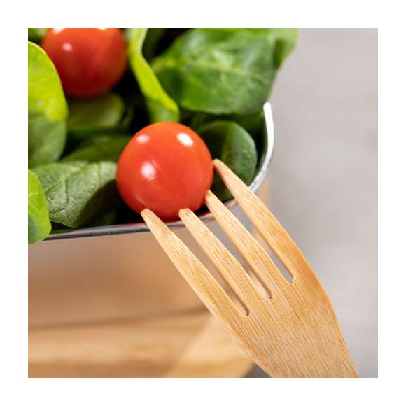  	Fiambrera de línea nature. Tapadera y cubiertos fabricados en bambú, con compartimento principal en acero inox de 600 ml de capacidad. Incluye cinta de seguridad con tenedor + cuchillo y tapa hermética con banda de goma. Presentada en atractiva caja individual de diseño nature.