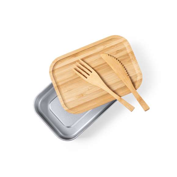  	Fiambrera de línea nature. Tapadera y cubiertos fabricados en bambú, con compartimento principal en acero inox de 600 ml de capacidad. Incluye cinta de seguridad con tenedor + cuchillo y tapa hermética con banda de goma. Presentada en atractiva caja individual de diseño nature.