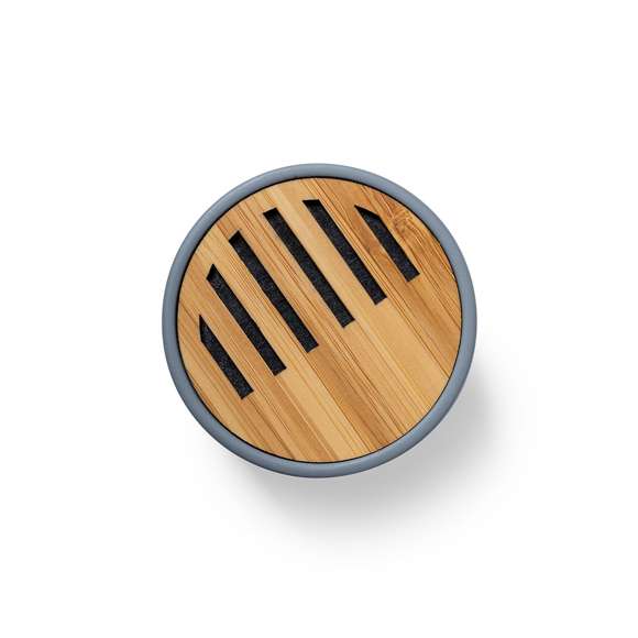 Altavoz Bluetooth en combinación de piezas de bambú de corte nature y cemento de piedra caliza, un conglomerante formado por la mezcla de materiales naturales, principalmente piedra caliza molida y agua, obteniendo un material de gran consistencia y durabilidad.  De tamaño compacto, con conexión Bluetooth® 5.0 y 3W de potencia. Compatible con iOS y Android, incluye cable de carga micro USB y viene presentado en atractiva caja de diseño. Disponible manual de instrucciones español e inglés.