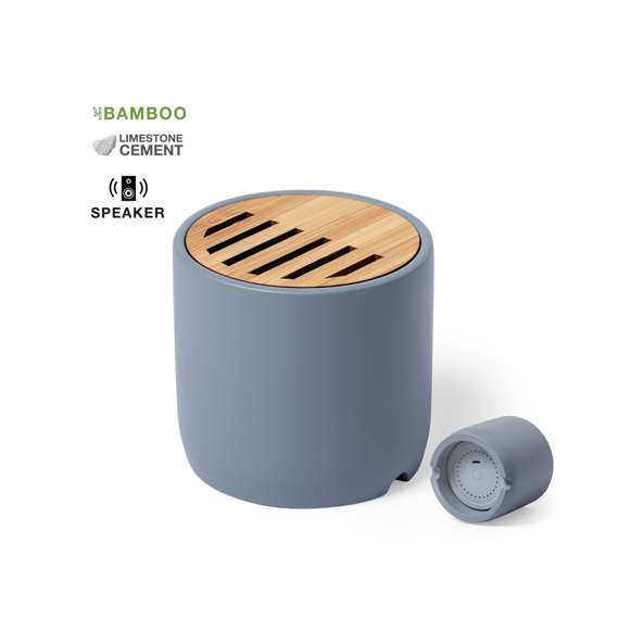 Altavoz Bluetooth en combinación de piezas de bambú de corte nature y cemento de piedra caliza, un conglomerante formado por la mezcla de materiales naturales, principalmente piedra caliza molida y agua, obteniendo un material de gran consistencia y durabilidad.  De tamaño compacto, con conexión Bluetooth® 5.0 y 3W de potencia. Compatible con iOS y Android, incluye cable de carga micro USB y viene presentado en atractiva caja de diseño. Disponible manual de instrucciones español e inglés.