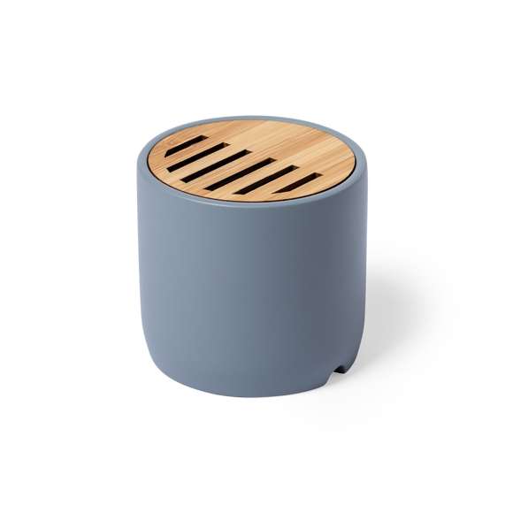Altavoz Bluetooth en combinación de piezas de bambú de corte nature y cemento de piedra caliza, un conglomerante formado por la mezcla de materiales naturales, principalmente piedra caliza molida y agua, obteniendo un material de gran consistencia y durabilidad.  De tamaño compacto, con conexión Bluetooth® 5.0 y 3W de potencia. Compatible con iOS y Android, incluye cable de carga micro USB y viene presentado en atractiva caja de diseño. Disponible manual de instrucciones español e inglés.