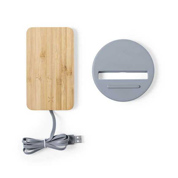 Cargador inalámbrico con función soporte para smartphone. Fabricado en combinación de piezas de bambú de corte nature y cemento de piedra caliza, un conglomerante formado por la mezcla de materiales naturales, principalmente piedra caliza molida y agua, obteniendo un material de gran consistencia y durabilidad.  Indicador led, cable de carga USB a juego y compatible con dispositivos equipados con tecnología de carga inalámbrica. Protección de seguridad para evitar sobrecalentamiento, sobrecarga y cortocircuito. Presentado en atractiva caja de diseño.
