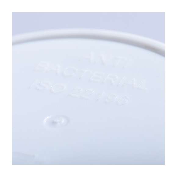 Vaso antibacteriano en resistente material PP de acabado sólido y libre de BPA. 450 ml de capacidad, con tapa dosificador de seguridad. Presentada en bolsa individual.  Los productos con tratamientos antibacterianos son capaces de reducir drásticamente las cargas bacterianas presentes en las superficies de los materiales, gracias a la incorporación de agentes microbianos permanentes estáticos, con alta efectividad para inhibir y prevenir la contaminación bacteriana.  Artículo de acuerdo al estándar ISO 22196, que determina la actividad antibacteriana en materiales plásticos y superficies no porosas, lo que permite conocer la efectividad de inhibición microbiana que tienen los aditivos sobre los objetos tratados mediante una evaluación cuantitativa.