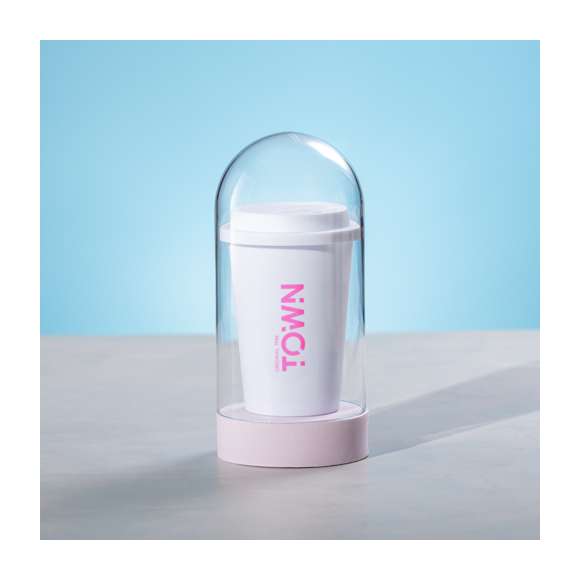 Vaso antibacteriano en resistente material PP de acabado sólido y libre de BPA. 450 ml de capacidad, con tapa dosificador de seguridad. Presentada en bolsa individual.  Los productos con tratamientos antibacterianos son capaces de reducir drásticamente las cargas bacterianas presentes en las superficies de los materiales, gracias a la incorporación de agentes microbianos permanentes estáticos, con alta efectividad para inhibir y prevenir la contaminación bacteriana.  Artículo de acuerdo al estándar ISO 22196, que determina la actividad antibacteriana en materiales plásticos y superficies no porosas, lo que permite conocer la efectividad de inhibición microbiana que tienen los aditivos sobre los objetos tratados mediante una evaluación cuantitativa.