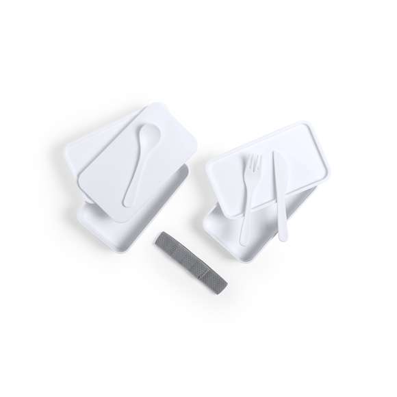 	Fiambrera antibacteriana en resistente material PP de acabado sólido, libre de BPA. Dos compartimentos, cada uno de 700 ml de capacidad y cinta de seguridad con tenedor, cuchara y cuchillo. 	 	Los productos con tratamientos antibacterianos son capaces de reducir drásticamente las cargas bacterianas presentes en las superficies de los materiales, gracias a la incorporación de agentes microbianos permanentes estáticos, con alta efectividad para inhibir y prevenir la contaminación bacteriana. 	 	Artículo de acuerdo al estándar ISO 22196, que determina la actividad antibacteriana en materiales plásticos y superficies no porosas, lo que permite conocer la efectividad de inhibición microbiana que tienen los aditivos sobre los objetos tratados mediante una evaluación cuantitativa.