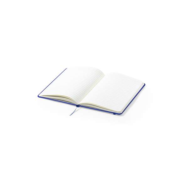  	Bloc de notas de línea nature con tapas rígidas en 600D RPET, elaborado a partir de plástico reciclado para así fomentar la reutilización de residuos plásticos y contribuir a la sostenibilidad del planeta. 	 	Disponible en amplia gama de colores, incluye 80 hojas con disposición a una raya. Con elástico de sujeción y marcapáginas de tela a juego. Distintivo RPET en parte trasera.