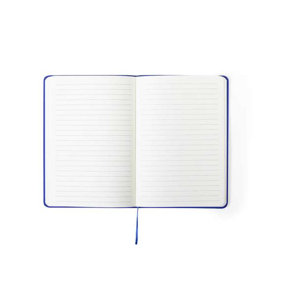  	Bloc de notas de línea nature con tapas rígidas en 600D RPET, elaborado a partir de plástico reciclado para así fomentar la reutilización de residuos plásticos y contribuir a la sostenibilidad del planeta. 	 	Disponible en amplia gama de colores, incluye 80 hojas con disposición a una raya. Con elástico de sujeción y marcapáginas de tela a juego. Distintivo RPET en parte trasera.