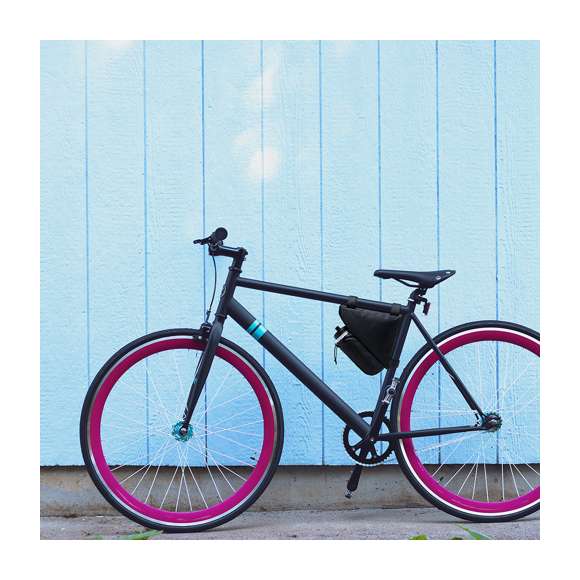  	Bolsa para de bicicleta en resistente poliéster 600D con interior reforzado en PVC. Disponible en color negro. 	 	Compartimento principal con cierre de cremallera y ajuste universal al cuadro de la bicicleta mediante 3 tiras de velcro. Compartimento para bidón con cordón ajustable.