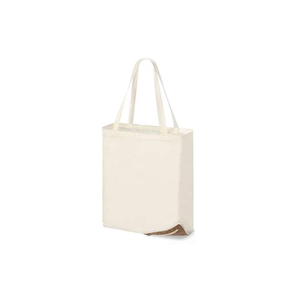 Bolsa plegable de línea nature en combinación de materiales 100% algodón de 110 g/m2 y base en corcho natural, con bolsillo. Asas de 57 cm con refuerzo, de acabado cosido y resistencia hasta 8 kg de peso. Plegado de pequeño tamaño mediante cremallera para un fácil transporte.