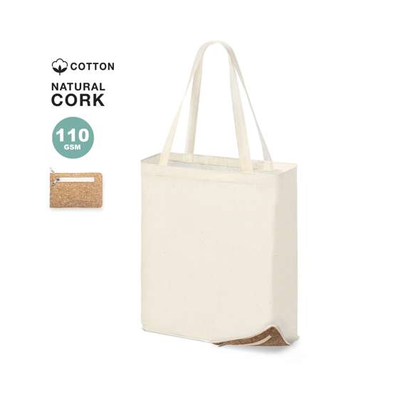 Bolsa plegable de línea nature en combinación de materiales 100% algodón de 110 g/m2 y base en corcho natural, con bolsillo. Asas de 57 cm con refuerzo, de acabado cosido y resistencia hasta 8 kg de peso. Plegado de pequeño tamaño mediante cremallera para un fácil transporte.