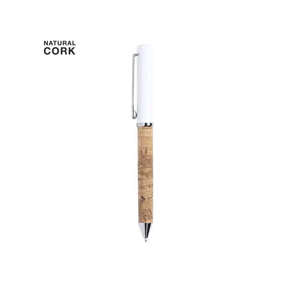  	Bolígrafo de línea nature en combinación de corcho natural y metal. Con original clip metálico de acabado cromado, a juego con la punta y la anilla. Parte superior en color blanco, de mecanismo giratorio y con tinta azul. Presentado en caja individual de diseño eco.