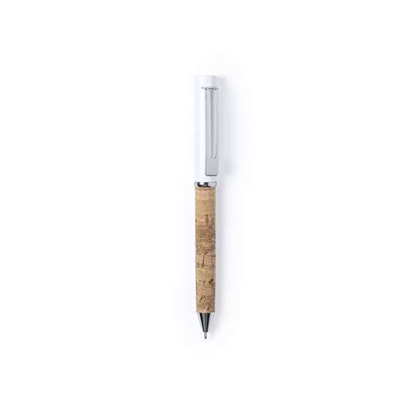  	Bolígrafo de línea nature en combinación de corcho natural y metal. Con original clip metálico de acabado cromado, a juego con la punta y la anilla. Parte superior en color blanco, de mecanismo giratorio y con tinta azul. Presentado en caja individual de diseño eco.