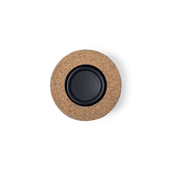  	Compacto altavoz de línea nature y conexión Bluetooth® 5.0. Carcasa en corcho natural, para así fomentar la utilización de materias primas naturales y reducir las emisiones contaminantes. Ofrece 3W de potencia, con cable micro USB incluido y base antideslizante en terciopelo. Presentado en atractiva caja de diseño eco. Disponible manual de instrucciones en español e inglés.