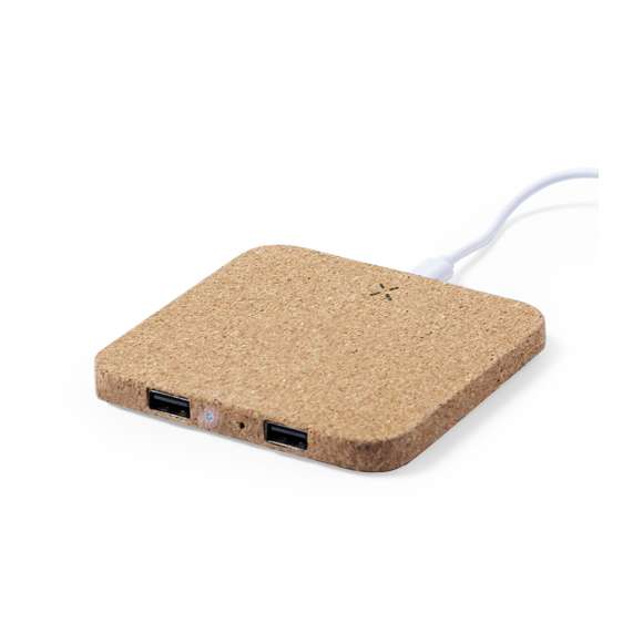 Cargador inalámbrico 10W de línea nature. Carcasa en corcho natural, con indicador de estado de carga y salida USB dual de 2.100 mA de capacidad para carga simultánea de hasta 3 dispositivos (1 por carga inalámbrica y 2 por cable). Incluye cable micro USB de 1 metro de largo, con base antideslizante en terciopelo y compatible con dispositivos equipados con tecnología de carga inalámbrica. Presentado en atractiva caja de diseño eco.