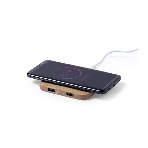 Cargador inalámbrico 10W de línea nature. Carcasa en corcho natural, con indicador de estado de carga y salida USB dual de 2.100 mA de capacidad para carga simultánea de hasta 3 dispositivos (1 por carga inalámbrica y 2 por cable). Incluye cable micro USB de 1 metro de largo, con base antideslizante en terciopelo y compatible con dispositivos equipados con tecnología de carga inalámbrica. Presentado en atractiva caja de diseño eco.