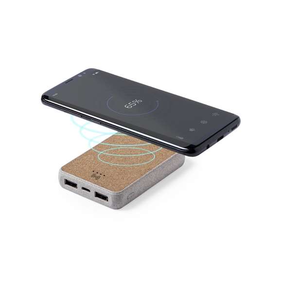 Batería auxiliar externa de línea nature con cargador inalámbrico 5W integrado. Carcasa en combinación de materiales corcho natural y caña de trigo. 5.000 mAh de capacidad e indicador de estado de carga. Doble salida USB y entrada Tipo C. Con amplia superficie de marcaje y presentado en atractiva caja de diseño eco. Las capacidades mostradas en todas nuestras baterías auxiliares externas son reales, incorporando todas ellas baterías de grado A y no recicladas, con una vida útil de al menos 500 ciclos de carga y según normativa CE. Además, están fabricadas conforme a los estándares RoHS y en cumplimiento con los siguientes requisitos de seguridad: Sistema de protección contra sobrecarga del power bank. Sistema de protección contra descarga completa que proporciona una mayor durabilidad del power bank. Sistema de bloqueo para evitar cortocircuitos. Sistema de transferencia de carga constante, acorde con la capacidad del dispositivo de destino.