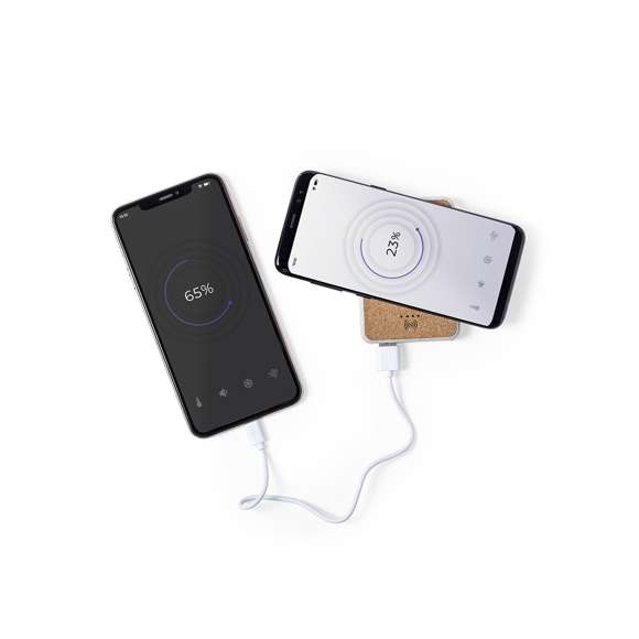 Batería auxiliar externa de línea nature con cargador inalámbrico 5W integrado. Carcasa en combinación de materiales corcho natural y caña de trigo. 5.000 mAh de capacidad e indicador de estado de carga. Doble salida USB y entrada Tipo C. Con amplia superficie de marcaje y presentado en atractiva caja de diseño eco. Las capacidades mostradas en todas nuestras baterías auxiliares externas son reales, incorporando todas ellas baterías de grado A y no recicladas, con una vida útil de al menos 500 ciclos de carga y según normativa CE. Además, están fabricadas conforme a los estándares RoHS y en cumplimiento con los siguientes requisitos de seguridad: Sistema de protección contra sobrecarga del power bank. Sistema de protección contra descarga completa que proporciona una mayor durabilidad del power bank. Sistema de bloqueo para evitar cortocircuitos. Sistema de transferencia de carga constante, acorde con la capacidad del dispositivo de destino.