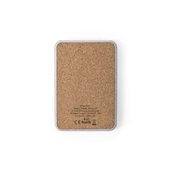 Batería auxiliar externa de línea nature con cargador inalámbrico 5W integrado. Carcasa en combinación de materiales corcho natural y caña de trigo. 5.000 mAh de capacidad e indicador de estado de carga. Doble salida USB y entrada Tipo C. Con amplia superficie de marcaje y presentado en atractiva caja de diseño eco. Las capacidades mostradas en todas nuestras baterías auxiliares externas son reales, incorporando todas ellas baterías de grado A y no recicladas, con una vida útil de al menos 500 ciclos de carga y según normativa CE. Además, están fabricadas conforme a los estándares RoHS y en cumplimiento con los siguientes requisitos de seguridad: Sistema de protección contra sobrecarga del power bank. Sistema de protección contra descarga completa que proporciona una mayor durabilidad del power bank. Sistema de bloqueo para evitar cortocircuitos. Sistema de transferencia de carga constante, acorde con la capacidad del dispositivo de destino.